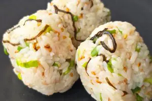 【200万回再生】塩昆布×白だしの“混ぜるだけおにぎり”　忙しい日でもすぐ作れる
