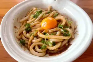 冷凍うどん、すぐ作れるこの食べ方が最強　混ぜるだけの「油そば」がうますぎた