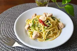 ワンパンで作れる「鶏と大葉のオイルパスタ」が絶品 最後の“コレ”で味が決まる