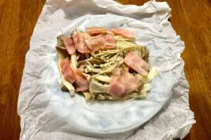 クッキングシートで作る「きのこの紙蒸し」が簡単すぎる レンチン3分で旨みが凝縮