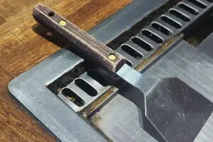 実は危険なお好み焼きの食べ方、手を火傷するリスクも… 鉄板のプロが「ヘラ置いてはダメな場所」を警告