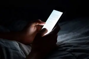 寝る前のスマホ、ショート動画だけは見てはいけない？　睡眠の専門家が見ている｢意外な動画｣とは…