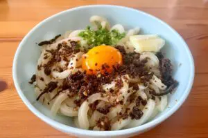 釜玉うどんに“ふりかけ”を合わせたら最強　老舗「錦松梅」の旨みがよく絡む