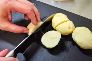 料理中、まな板の“都度洗い”をやめた理由はコレ　和田明日香さん監修「返せるまな板」が最高の1枚