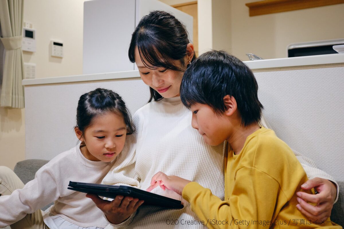 タブレットをみる親子