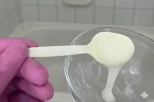 「カビとりジェル」の使用、生放送で注意喚起…　専門家が「液だれしない掃除テク」を紹介