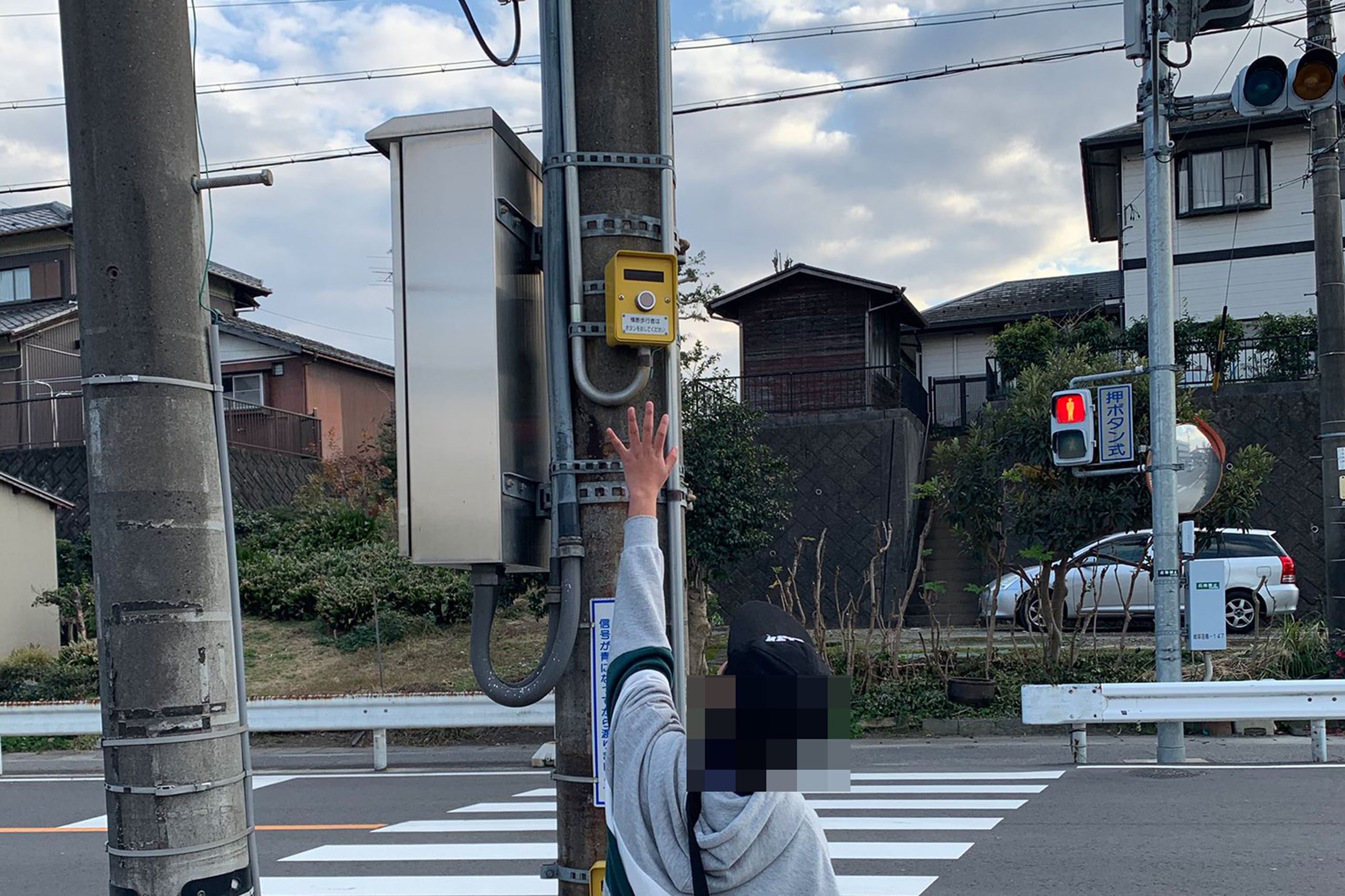歩行者が絶対押せない信号ボタン、予想外すぎる高さに目を疑う 設置 