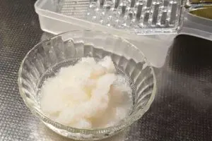 ダイソー110円「しぼれるおろし器」が鍋の日の救世主！　面倒な“水切り”も一瞬で完了