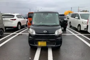 満車の駐車場、迷惑すぎる駐め方が「あり得ない」と物議　1台で4台分のスペースを占有か