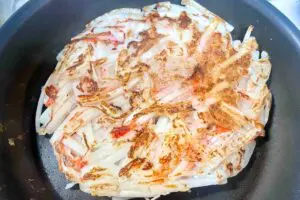 大根は煮るよりカニカマと焼いてみて　 たこ焼き風「カリとろ食感」がコスパ最強