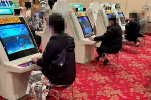 朝8時の温泉旅館、宴会場で『スト2』興じる光景が話題 30年前の「1冊の同人誌」がきっかけだった