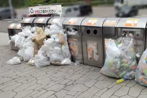 NEXCOが高速道路PAからゴミ箱撤去した本当の理由　担当者は「フライパンの不法投棄もあった」と語る