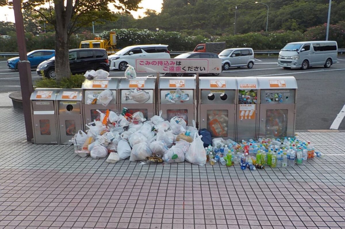 PAに不法投棄されたゴミ