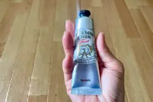 デオナチュレ「足指さらさらクリーム」を試してみた　直塗りOKで使いやすい