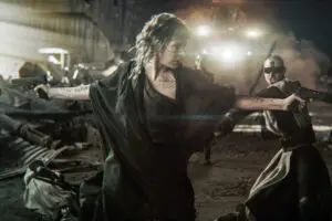 あんなに脚の上がるアラフィフがいるなんて…！　ミラ・ジョヴォヴィッチの“大暴れ”にうっとり