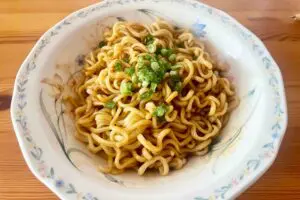1食30円の焼きそば麺が驚くほどウマくなる　レンチン90秒で作れる「絶品油そば」