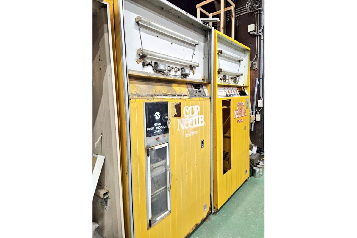 見つかったカップヌードル自販機
