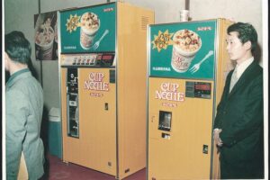 納屋から見つかった55年前のカップヌードル自販機 日清食品が明かす