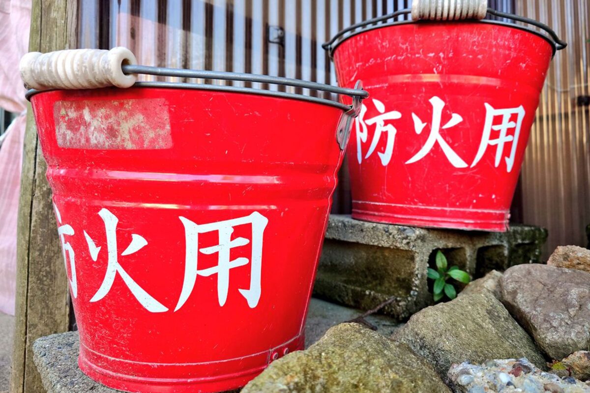 彦根城内の防火用バケツ