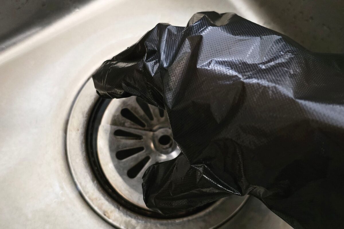 手袋型ゴミ袋・排水溝