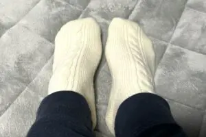 寒くても靴下履いて寝てはいけない、驚きのデメリットあった 靴下屋は「レッグウォーマー」を推奨