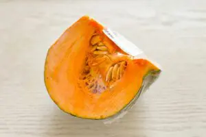 プロが教える「カットかぼちゃ」の正しい保存方法　約6割が間違えていた…