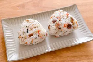 上白石萌歌がハマった「梅じゃこおにぎり」の作り方　“混ぜ込むだけ”で至福の味わい