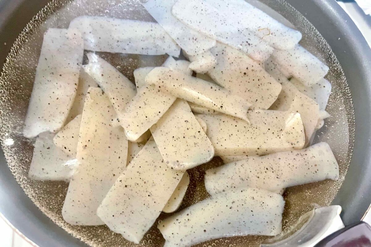 卵とこんにゃくのうま塩炒め