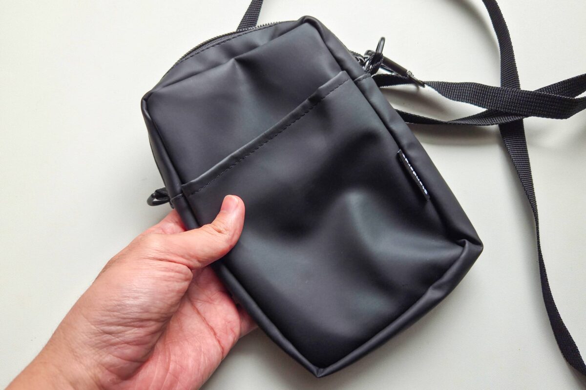 フェイクレザースマホショルダーバッグ