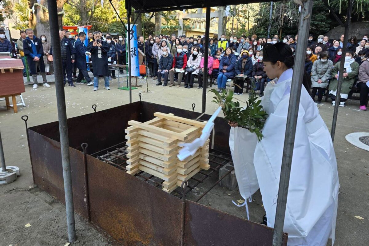 新田神社のお焚き上げ