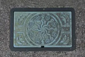 日本一カッコいい水道メーター蓋、島根県で見つかり話題に 地元民からは「知らなかった」の声も