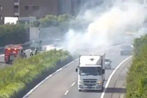 高速道路でたばこをポイ捨て、火事→交通規制の最悪コンボに　「喫煙者はモラルが低い」と全国のドライバー激怒