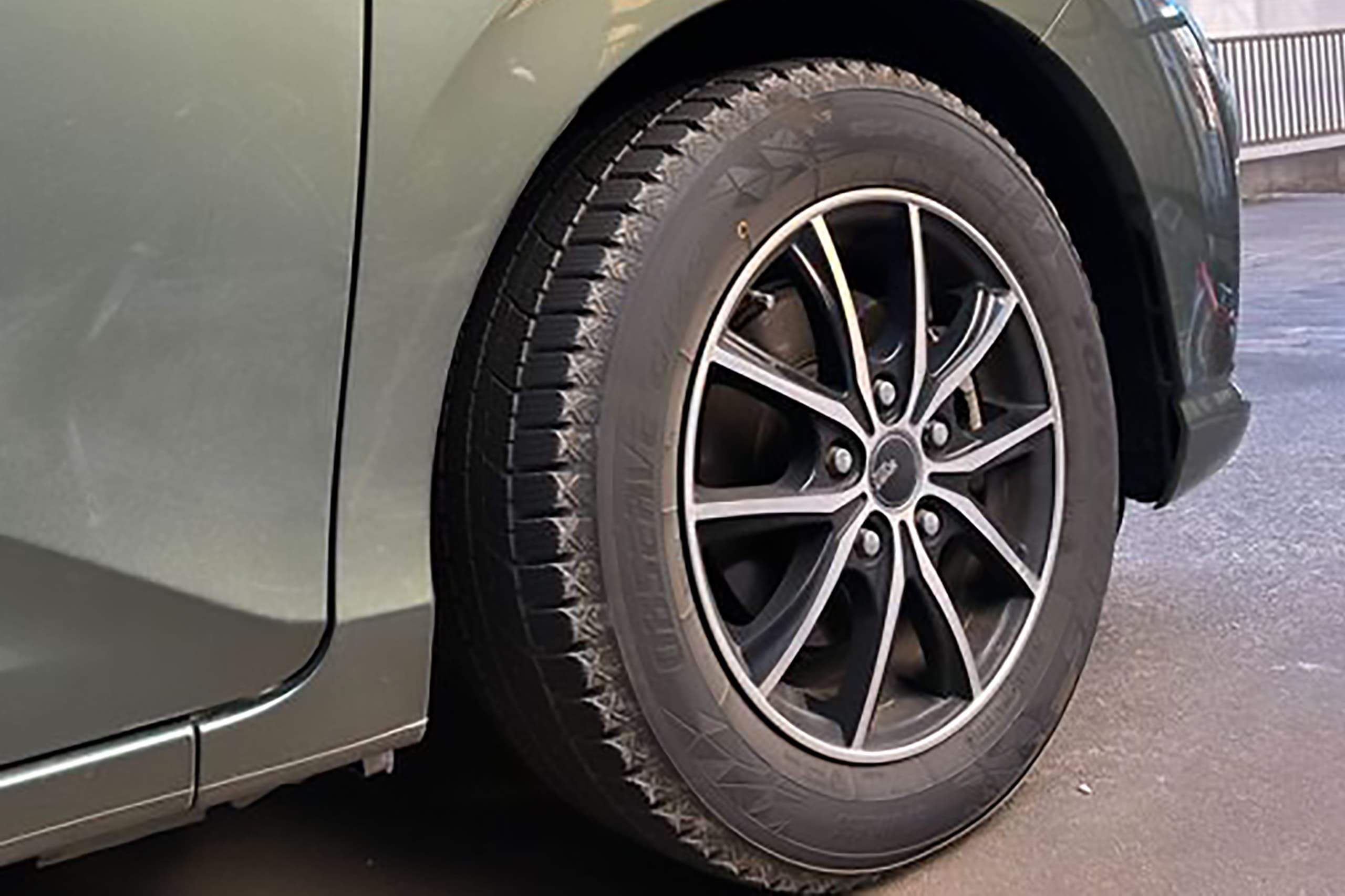 スタッドレスタイヤの装着、誤ると命の危険 “失敗例”にタイヤ屋社長が