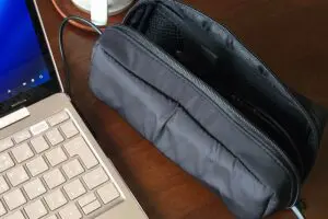 無印良品、990円の「ガジェットポーチ」が天才　PC充電器を“入れたまま”使える