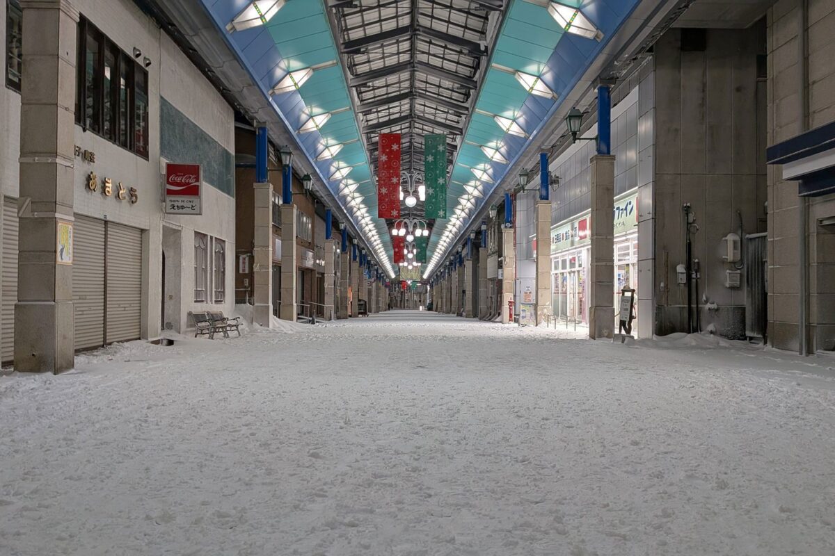 雪が積もった小樽都通り商店街