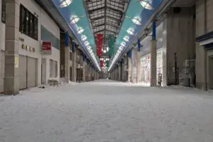 真冬の北海道、なぜかアーケード商店街に雪が積もり話題に 「そんなことある?」と他県民驚愕