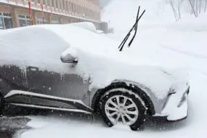 大雪対策で、ワイパーを立てるのはNG？　「逆に危険」雪国出身者も注意呼びかけ