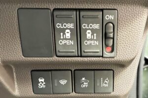 雪道でスタックしたら、運転席近くの“このスイッチ”切って　プロが呼びかけも「知らずに乗ってる人多い」