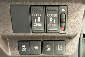 雪道でスタックしたら、運転席近くの“このスイッチ”切って プロが呼びかけも「知らずに乗ってる人多い」