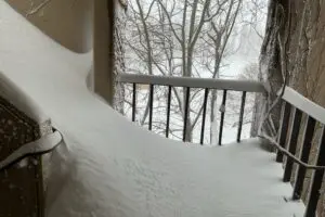 大雪の翌朝、家のドア開けて絶望 変わり果てた外階段が「大事故に繋がる」と話題に…