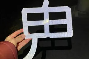 道端に落ちていた謎の「鬼」　頭上の看板見て「そんなことある！？」とネット民驚愕