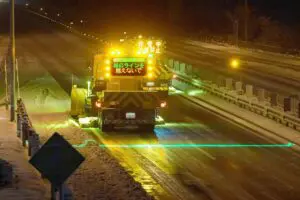 除雪車を絶対追い越してはいけない、その理由にゾッとした　NEXCO東日本も「非常に危険」と警鐘