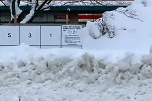 「あたかも雪に埋もれてるかのように…」選挙掲示板を撮影した議員の投稿に地元民激怒　「非常に失礼」