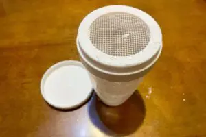 ダイソー110円「粉ふりボトル」で料理のハードルがグッと下がった　便利すぎて手放せない…