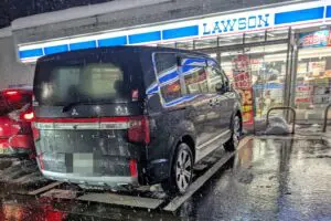 コンビニのとんでもない場所に駐められた車が「迷惑すぎる」と物議　ローソンは「駐車区画ではない」と回答