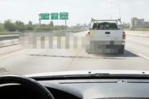 高速走行中、前の車から巨大なものが落下し“危機一髪”　人気タレント「フロントガラスに当たってたら…」