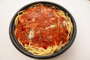 ローソン“盛りすぎミートソース”がもはや狂気 持った瞬間「重っ!」と笑った