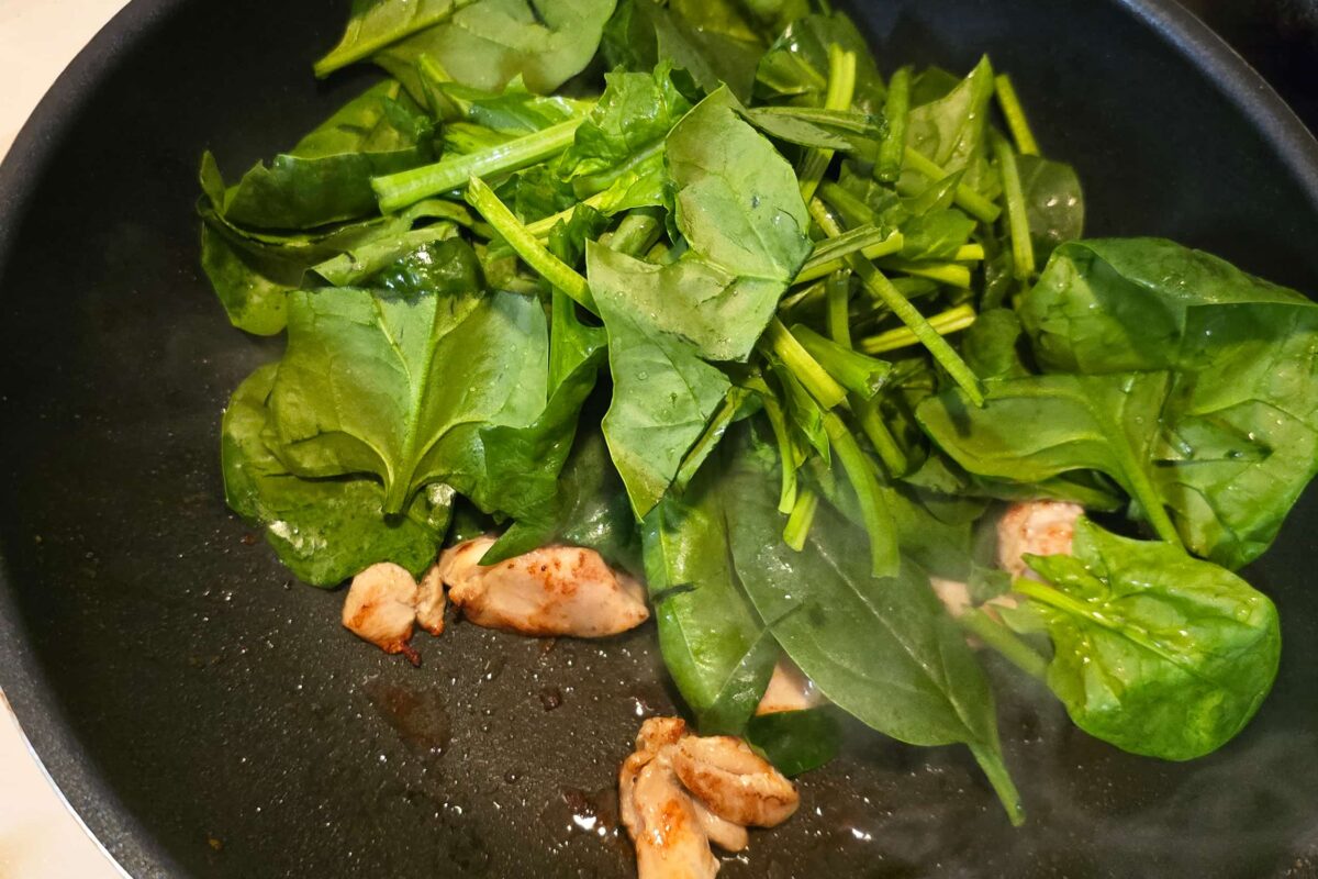 チキンとほうれん草のクリームパスタ・ほうれん草