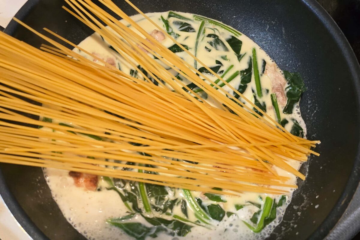 チキンとほうれん草のクリームパスタ・パスタ