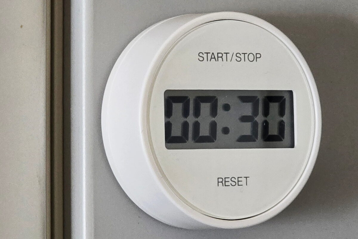 ダイヤル式キッチンタイマー・冷蔵庫